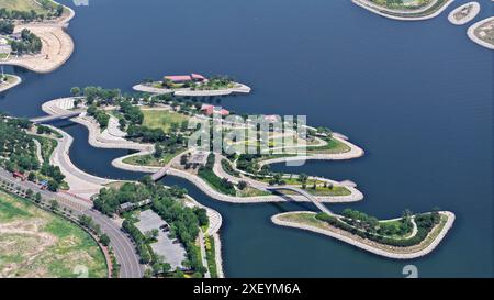 Tianjin. 28 juin 2024. Cette photo de drone aérien prise le 28 juin 2024 montre une vue d'un parc balnéaire dans la nouvelle région de Binhai dans le nord de la Chine Tianjin. Au fil des ans, la ville de Tianjin a travaillé sur la restauration écologique et le développement de la mer de Bohai. Plusieurs parcs balnéaires et sites pittoresques de plage ont été construits jusqu'à présent, offrant aux citoyens une meilleure expérience de loisirs. Crédit : Li Ran/Xinhua/Alamy Live News Banque D'Images