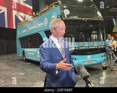 Le leader réformiste britannique Nigel Farage s'adressant aux médias après le rassemblement pour son parti au NEC de Birmingham, alors qu'il était sur la piste de la campagne électorale générale. Date de la photo : dimanche 30 juin 2024. Banque D'Images