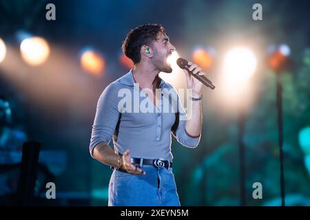 Marco Mengoni se produit en direct à Piazza del Plebiscito à Naples pour le Tropico Tour 2024. Naples-Italie, juin 28. 2024 crédit : Andrea Guli/Alamy Live News Banque D'Images