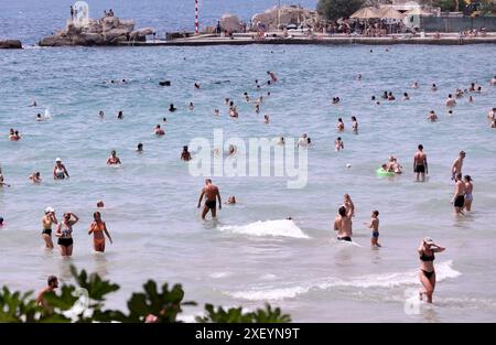 Split, Croatie. 30 juin 2024. Les gens nagent à la plage publique de Bacvice alors que la saison touristique commence à Split, Croatie, le 30 juin 2024. Photo : Ivo Cagalj/PIXSELL crédit : Pixsell/Alamy Live News Banque D'Images