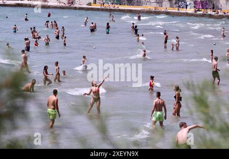 Split, Croatie. 30 juin 2024. Les gens nagent à la plage publique de Bacvice alors que la saison touristique commence à Split, Croatie, le 30 juin 2024. Photo : Ivo Cagalj/PIXSELL crédit : Pixsell/Alamy Live News Banque D'Images