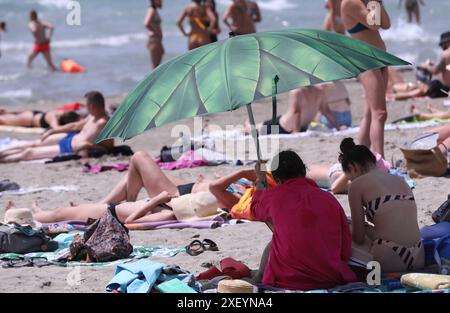 Split, Croatie. 30 juin 2024. Les gens nagent à la plage publique de Bacvice alors que la saison touristique commence à Split, Croatie, le 30 juin 2024. Photo : Ivo Cagalj/PIXSELL crédit : Pixsell/Alamy Live News Banque D'Images