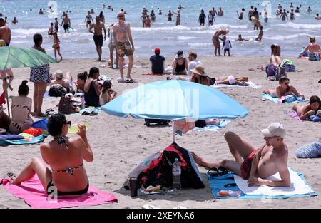 Split, Croatie. 30 juin 2024. Les gens nagent à la plage publique de Bacvice alors que la saison touristique commence à Split, Croatie, le 30 juin 2024. Photo : Ivo Cagalj/PIXSELL crédit : Pixsell/Alamy Live News Banque D'Images