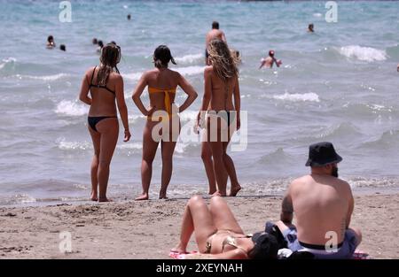 Split, Croatie. 30 juin 2024. Les gens nagent à la plage publique de Bacvice alors que la saison touristique commence à Split, Croatie, le 30 juin 2024. Photo : Ivo Cagalj/PIXSELL crédit : Pixsell/Alamy Live News Banque D'Images