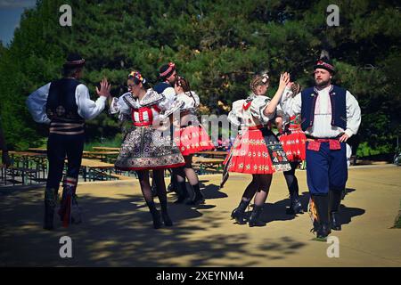 Brno - Bystrc, République tchèque, 22 juin 2024. Festivités traditionnelles de la fête de la fête en République tchèque. Fête de la nourriture et des boissons. Filles Banque D'Images