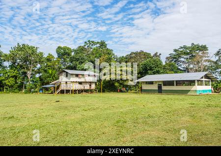 Bâtiment résidentiel communal typique en bois sur pilotis dans la lointaine communauté Pilchi sur la rivière Napo (un affluent de l'Amazone), Équateur, Amérique du Sud Banque D'Images