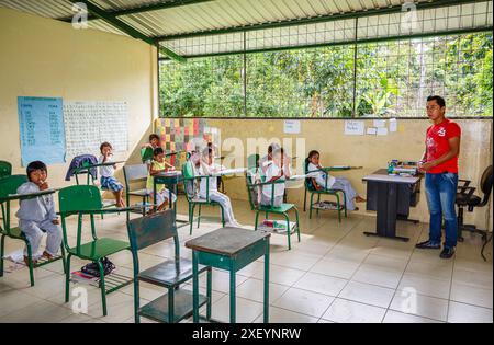 Enfants locaux et enseignant dans une salle de classe de la communauté Pilchi sur le fleuve Napo (un affluent de l'Amazonie), Équateur, Amérique du Sud Banque D'Images