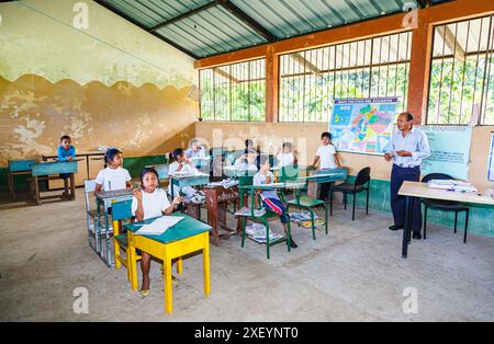 Enseignant et enfants locaux apprenant dans une salle de classe de la communauté Pilchi sur le fleuve Napo (un affluent de l'Amazonie), Équateur, Amérique du Sud Banque D'Images