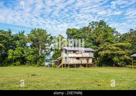 Bâtiment résidentiel communal typique en bois sur pilotis dans la lointaine communauté Pilchi sur la rivière Napo (un affluent de l'Amazone), Équateur, Amérique du Sud Banque D'Images