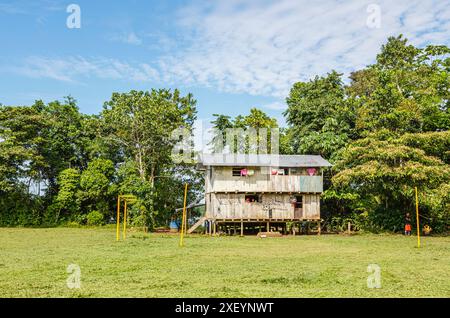 Bâtiment résidentiel communal typique en bois sur pilotis dans la lointaine communauté Pilchi sur la rivière Napo (un affluent de l'Amazone), Équateur, Amérique du Sud Banque D'Images