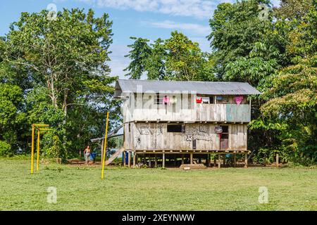 Bâtiment résidentiel communal typique en bois sur pilotis dans la lointaine communauté Pilchi sur la rivière Napo (un affluent de l'Amazone), Équateur, Amérique du Sud Banque D'Images