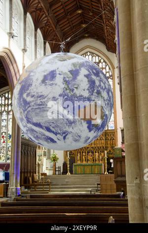 Gaia globe art exposé dans le Chancel de St Peter Mancroft, Norwich, Royaume-Uni Banque D'Images