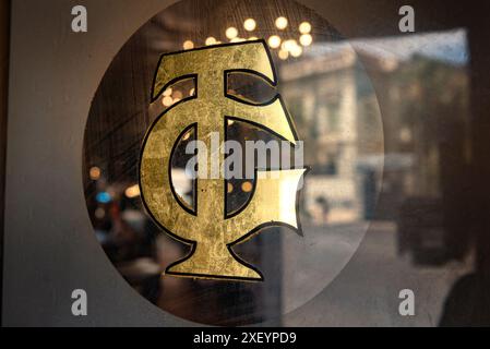 Alexandrie, Égypte. 26 juin 2024 logo sur la porte d'entrée du célèbre Trianon Café, Restaurant à Alexandrie, Egypte. Banque D'Images