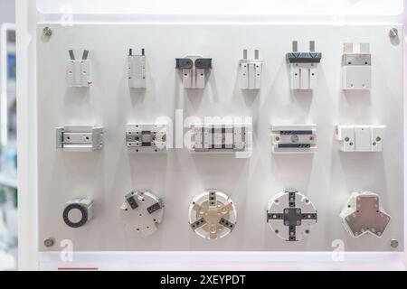 variété de pinces pneumatiques, qui sont des composants essentiels dans la fabrication automatisée et les lignes d'assemblage. Les pinces pneumatiques utilisent de l'air comprimé pour Banque D'Images