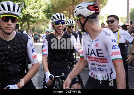 Cesenatico, Italie. 30 juin 2024. Tadej Pogacar (Émirats Arabes Unis) au départ de l'étape 2 du Tour de France de Cesenatico à Bologne à Viale Milano - Sport, cyclisme - Cesenatico, Italie - dimanche 30 juin 2024 (photo Massimo Paolone/LaPresse) crédit : LaPresse/Alamy Live News Banque D'Images