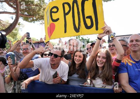 Cesenatico, Italie. 30 juin 2024. Les fans de Tadej Pogacar (Émirats Arabes Unis) au départ de l'étape 2 du Tour de France de Cesenatico à Bologne à Viale Milano - Sport, cyclisme - Cesenatico, Italie - dimanche 30 juin 2024 (photo Massimo Paolone/LaPresse) crédit : LaPresse/Alamy Live News Banque D'Images