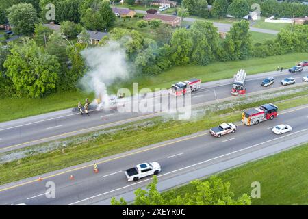 Vue aérienne de pompiers et de premiers intervenants pulvérisant de l'eau sur un incendie de voiture de route, Tennessee, États-Unis Banque D'Images