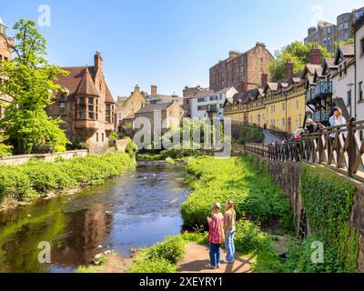 17 mai 2024 : Édimbourg, Écosse - Dean Village et l'eau de Leith par une belle journée de printemps. Un grand attrait pour les touristes. Banque D'Images