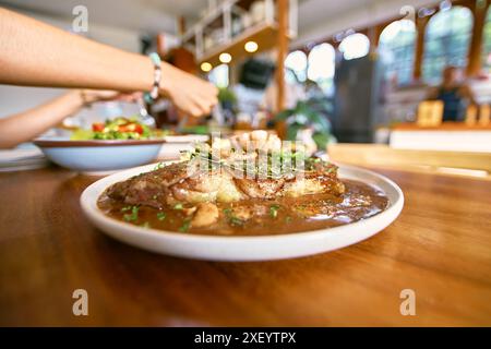 Steaks Striplion avec sauce au vin rouge sur une table en bois Banque D'Images