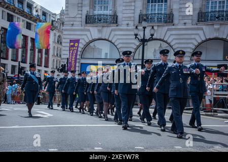 Londres, Royaume-Uni. 29 juin 2024. Les militaires participent à la Pride Parade dans le centre de Londres. La Pride Parade de Londres célèbre la diversité de la communauté LGBTQ à travers le centre de Londres. Crédit : SOPA images Limited/Alamy Live News Banque D'Images