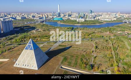 Le Palais de la paix et de la réconciliation en forme de pyramide à Astana, Kazakhstan, avec le parc présidentiel et le palais, la rivière (Ak Orda), et la rivière Ishim. Banque D'Images