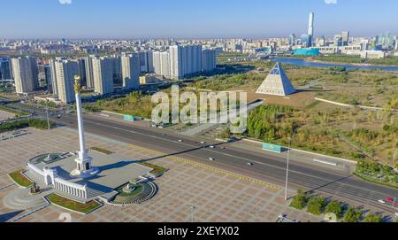 La place de l'indépendance à Astana (Kazakhstan), lieu du Sommet de l'OCS, avec le monument de l'Eli kazakh, le Palais de la paix et de la réconciliation et Ak Orda. Banque D'Images