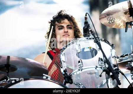 Oslo, Norvège. 29 juin 2024. Le groupe de rock américain Greta Van Fleet donne un concert live lors du festival de musique norvégien tons of Rock 2024 à Oslo. Ici, le batteur Daniel Wagner est vu en direct sur scène. Banque D'Images