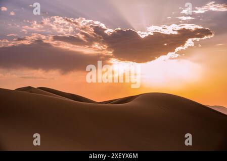 Coucher de soleil dans le désert de Gobi. Spectacle de couleurs dans les dunes chantantes de Khongoryn Els Banque D'Images