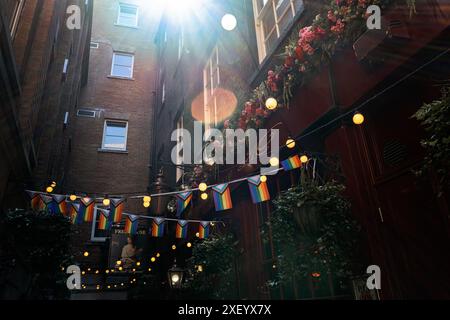 Londres, Royaume-Uni - 9 mai 2024 : The Nell Gwynne Tavern à Bull Inn court. Un pub est situé ici depuis 1667. L'allyway sombre est éclairé par la lumière du soleil et dec Banque D'Images