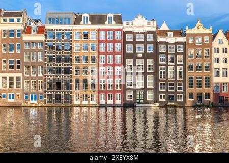 Paysage de Damrak à Amsterdam, Néerlandais. Les maisons situées directement sur l'eau Banque D'Images