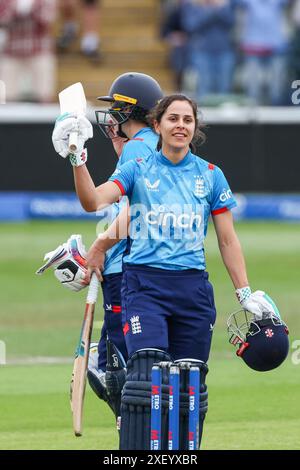 Worcester, Royaume-Uni. 30 juin 2024. Maia Bouchier d'Angleterre célèbre son ODI Century inaugural lors du MetroBank Women's ODI match entre les femmes d'Angleterre et les femmes de Nouvelle-Zélande à New Road, Worcester, Royaume-Uni le 30 juin 2024. Photo de Stuart Leggett. Utilisation éditoriale uniquement, licence requise pour une utilisation commerciale. Aucune utilisation dans les Paris, les jeux ou les publications d'un club/ligue/joueur. Crédit : UK Sports pics Ltd/Alamy Live News Banque D'Images