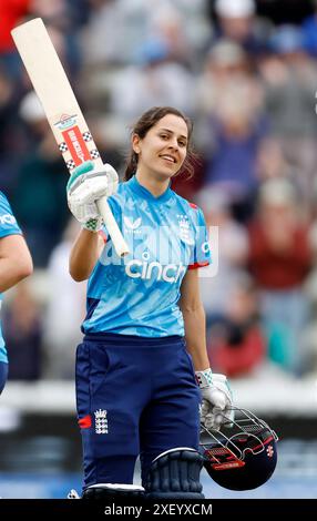 Angleterre femme Maia Bouchier célèbre après avoir atteint son siècle lors du deuxième One Day International à Visit Worcestershire New Road, Worcester. Date de la photo : dimanche 30 juin 2024. Banque D'Images