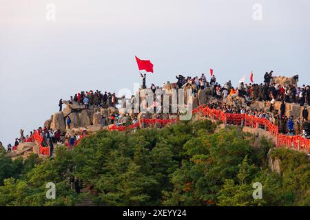 Les touristes visitent Mount Tai Scenic Spot à Tai'an, dans la province du Shandong de l'est de la Chine, le 30 juin 2024. (Photo de Costfoto/NurPhoto) crédit : NurPhoto SRL/Alamy Live News Banque D'Images