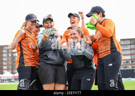 Hove, Royaume-Uni. 30 juin 2024.L'entraîneur-chef Charlotte Edwards et les joueurs de Southern Vipers regardent et célèbrent le moment où Maia Bouchier élève son Maiden Century tout en payant pour l'Angleterre dans le deuxième ODI féminin à New Road lors du match Rachel Heyhoe Flint Trophy entre Southern Vipers et Western Storm AT le 1er Central County Ground. Crédit : Dave Vokes/Alamy Live News Banque D'Images