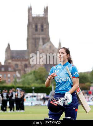 Angleterre femme Maia Bouchier célèbre après avoir atteint son siècle lors du deuxième One Day International à Visit Worcestershire New Road, Worcester. Date de la photo : dimanche 30 juin 2024. Banque D'Images