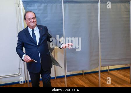 Tulle, France. 30 juin 2024. L’ancien président français François Hollande arrive à un bureau de vote à Tulle, en France, le 30 juin 2024. Le premier tour des élections législatives anticipées en France débute dimanche en France métropolitaine pour permettre aux électeurs d'élire 577 députés à l'Assemblée nationale sur plus de 4 000 candidats. Crédit : Laetitia Notarianni/Xinhua/Alamy Live News Banque D'Images