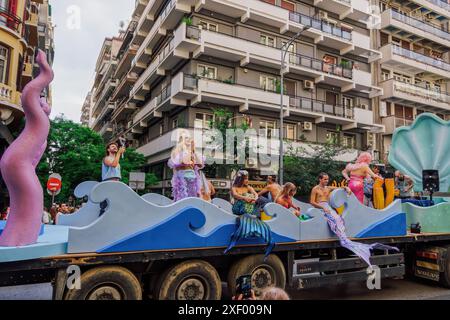 Thessalonique, Grèce - juin 29 2024 : participants à la parade EuroPride 2024. Banque D'Images