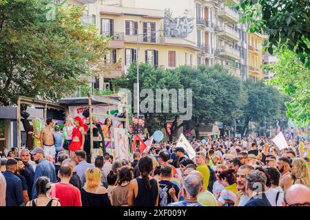 Thessalonique, Grèce - juin 29 2024 : participants à la parade EuroPride 2024. Banque D'Images