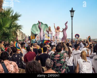 Thessalonique, Grèce - juin 29 2024 : participants à la parade EuroPride 2024. Banque D'Images