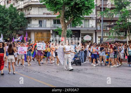 Thessalonique, Grèce - juin 29 2024 : participants à la parade EuroPride 2024. Banque D'Images