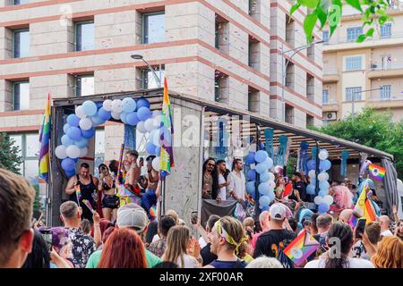 Thessalonique, Grèce - juin 29 2024 : participants à la parade EuroPride 2024. Banque D'Images