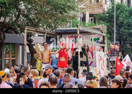 Thessalonique, Grèce - juin 29 2024 : participants à la parade EuroPride 2024. Banque D'Images