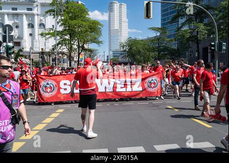 29.06.2024, Berlin, Deutschland, Europa - Fussballfans der Schweizer Fussballnationalmannschaft auf einem Fan-Marsch durch die Berliner City West entlang der Kantstrasse in Charlottenburg, vor dem Achtelfinal-Spiel gegen Italien waehrend der Fussball-EM UEFA EURO 2024. *** 29 06 2024, Berlin, Allemagne, Europe les fans de football de l'équipe nationale suisse de football défilent à travers Berlin City West le long de la Kantstrasse à Charlottenburg, avant la manche du 16e match contre l'Italie lors du Championnat d'Europe de football UEFA EURO 2024 Banque D'Images
