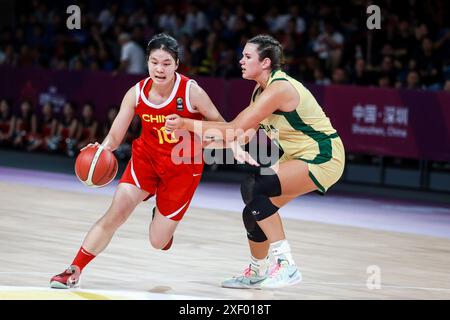 Shenzhen, province chinoise du Guangdong. 30 juin 2024. Li Yuqian (G) participe au match final entre la Chine et l'Australie à la Coupe d'Asie féminine FIBA U18 2024 à Shenzhen, dans la province du Guangdong, au sud de la Chine, le 30 juin 2024. Crédit : Peng Zhigang/Xinhua/Alamy Live News Banque D'Images