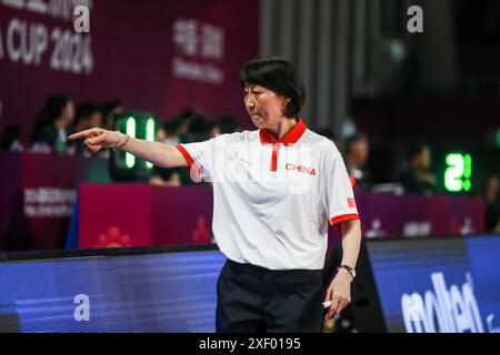 Shenzhen, province chinoise du Guangdong. 30 juin 2024. Wang Guizhi, entraîneur-chef de la Chine, fait des gestes lors du match final entre la Chine et l'Australie lors de la Coupe d'Asie féminine FIBA U18 2024 à Shenzhen, dans la province du Guangdong du sud de la Chine, le 30 juin 2024. Crédit : Peng Zhigang/Xinhua/Alamy Live News Banque D'Images