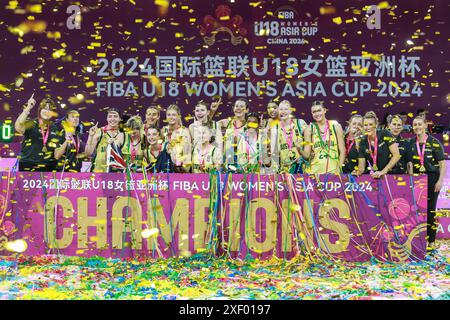 Shenzhen, province chinoise du Guangdong. 30 juin 2024. Les membres de l'équipe d'Australie célèbrent la cérémonie de remise des prix pour le match final entre la Chine et l'Australie lors de la Coupe d'Asie féminine U18 FIBA 2024 à Shenzhen, dans la province du Guangdong, au sud de la Chine, le 30 juin 2024. Crédit : Peng Zhigang/Xinhua/Alamy Live News Banque D'Images