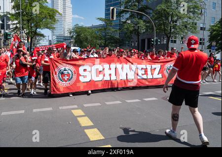 29.06.2024, Berlin, Deutschland, Europa - Fussballfans der Schweizer Fussballnationalmannschaft auf einem Fan-Marsch durch die Berliner City West entlang der Kantstrasse in Charlottenburg, vor dem Achtelfinal-Spiel gegen Italien waehrend der Fussball-EM UEFA EURO 2024. *** 29 06 2024, Berlin, Allemagne, Europe les fans de football de l'équipe nationale suisse de football défilent à travers Berlin City West le long de la Kantstrasse à Charlottenburg, avant la manche du 16e match contre l'Italie lors du Championnat d'Europe de football UEFA EURO 2024 Banque D'Images
