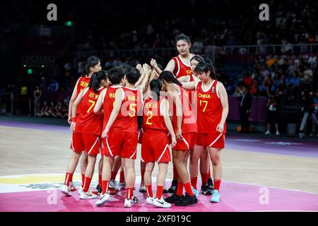 Shenzhen, province chinoise du Guangdong. 30 juin 2024. Les joueuses de l'équipe de Chine remontent le moral avant le dernier match entre la Chine et l'Australie lors de la Coupe d'Asie féminine FIBA U18 2024 à Shenzhen, dans la province du Guangdong du sud de la Chine, le 30 juin 2024. Crédit : Peng Zhigang/Xinhua/Alamy Live News Banque D'Images