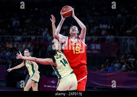 Shenzhen, province chinoise du Guangdong. 30 juin 2024. Zhang Ziyu (R) de Chine tire le ballon lors du match final entre la Chine et l'Australie à la Coupe d'Asie féminine FIBA U18 2024 à Shenzhen, dans la province du Guangdong, dans le sud de la Chine, le 30 juin 2024. Crédit : Peng Zhigang/Xinhua/Alamy Live News Banque D'Images