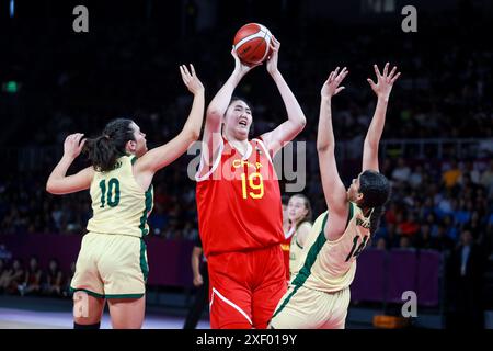 Shenzhen, province chinoise du Guangdong. 30 juin 2024. Zhang Ziyu (C) de Chine participe au match final entre la Chine et l'Australie à la Coupe d'Asie féminine FIBA U18 2024 à Shenzhen, dans la province du Guangdong, au sud de la Chine, le 30 juin 2024. Crédit : Peng Zhigang/Xinhua/Alamy Live News Banque D'Images